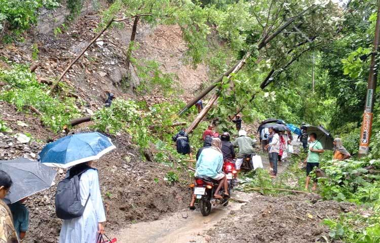 টানা বর্ষণে খাগড়াছড়ির আলুটিলা সাপমারা এলাকায় দ্বিতীয় বারের মতো পাহাড়ধসের ঘটনা ঘটেছে। এ ঘটনায় খাগড়াছড়ির সঙ্গে ঢাকা ও চট্টগ্রামের যান চলাচল বন্ধ হয়ে গেছে। ফলে দুই পাশে আটকা পড়েছে বহু যানবাহন। ছবি: মুজিবুর রহমান ভুইয়া