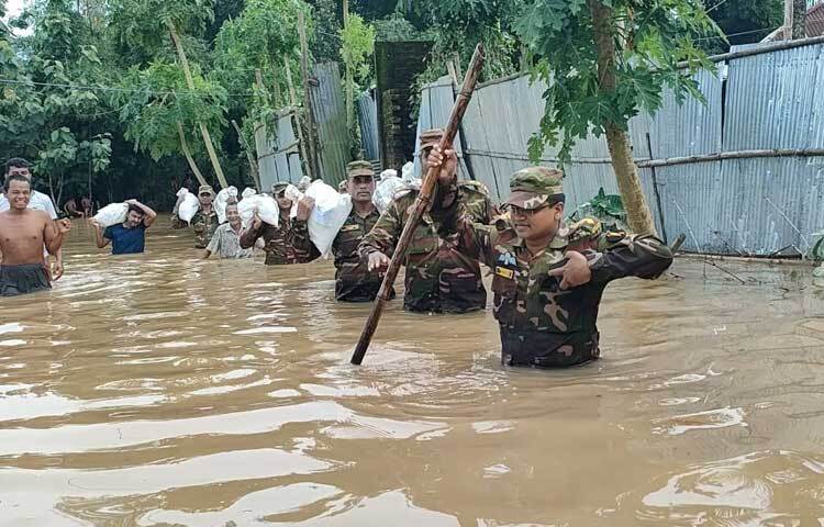 ভারত থেকে নেমে আসা পানি আর গত কয়েকদিনের টানা বৃষ্টিতে বিপর্যস্ত রামগড়। পানি কমতে শুরু করলেও বানভাসি মানুষের ভোগান্তির শেষ নেই। খাদ্য সঙ্কটে পড়েছে রামগড়ের সাধারণ মানুষ। এমন পরিস্থিতিতে খাগড়াছড়ির রামগড়ের বন্যাদুর্গতদের পাশে দাঁড়িয়েছে সেনাবাহিনীর খাগড়াছড়ি রিজিয়ন। ছবি: মুজিবুর রহমান ভুইয়া