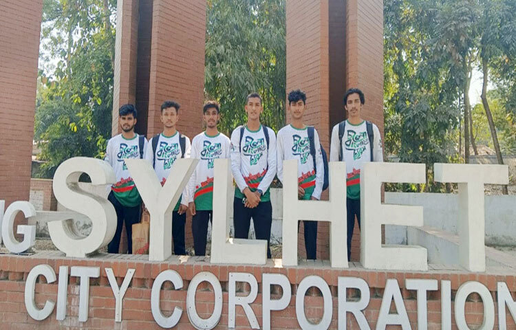 খাগড়াছড়ির মানিকছড়ি থেকে ছয় দিনে পায়ে হেঁটে সিলেট ভ্রমণ করেছেন ছয় তরুণ। এ যাত্রায় তারা পাড়ি দিয়েছেন ৩০৬ কিলোমিটার পথ। ছবি: জাগো নিউজ