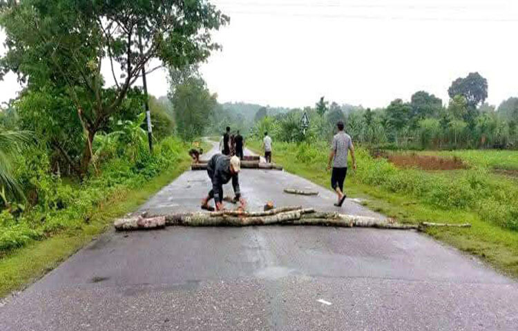 খাগড়াছড়িতে পার্বত্য চট্টগ্রাম শান্তি চুক্তিবিরোধী ইউনাইটেড পিপলস ডেমোক্রেটিক ফ্রন্ট-ইউপিডিএফ সমর্থিত তিন সংগঠনের ডাকে খাগড়াছড়ি ও সাজেক সড়কে আধা বেলা অবরোধ চলছে। ছবি: জাগো নিউজ