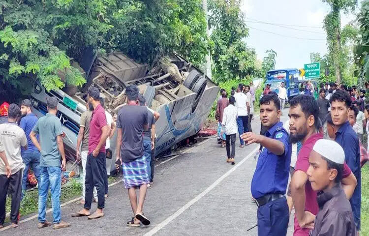 খাগড়াছড়িতে যাত্রীবাহী বাস দুর্ঘটনায় ঘটনাস্থলেই একজন নিহত হয়েছে। দুপুর সোয়া ১১টার দিকে ঢাকা-খাগড়াছড়ি আঞ্চলিক সড়কে সাপমারা এলাকায় এ ঘটনা ঘটে। নিহতের নাম ও পরিচয় জানা যায়নি। ছবি: জাগো নিউজ