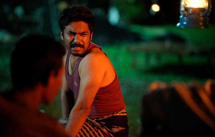 তার অভিনয়ে সবচেয়ে বড় বৈশিষ্ট্য হলো বাস্তবতা। সংলাপপ্রবণ অভিনয় নয়; চোখ, নীরবতা আর ছোট ছোট শরীরী ভাষায় তিনি দর্শকের সঙ্গে তৈরি করেন এক ধরনের সংযোগ। এজন্যই তার অভিনয় ‘অ্যাকটিং’ মনে হয় না, বরং বাস্তবতার প্রতিচ্ছবি মনে হয়।