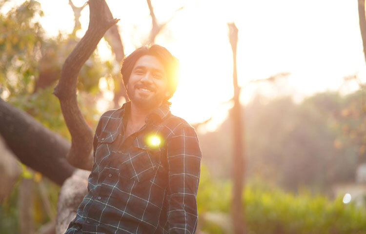 আজ এই জনপ্রিয় তরুণ অভিনেতার জন্মদিন। বাংলা নাটক, ওয়েব সিরিজ ও চলচ্চিত্রে ধারাবাহিকভাবে নিজের অভিনয় দক্ষতা তুলে ধরে যিনি বর্তমানে শিল্পীসমাজ ও দর্শকের কাছে অন্যতম নির্ভরযোগ্য মুখ হয়ে উঠেছেন।