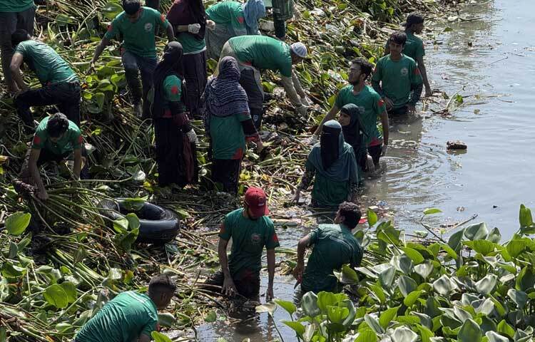 যুব ও ক্রীড়া উপদেষ্টা আসিফ মাহমুদের আহ্বানে সাড়া দিয়ে সারাদেশের ন্যায় নওগাঁয় তুলসীগঙ্গা নদীর প্রাণ ফেরাতে পরিস্কার অভিযান শুরু হয়েছে। ছবি: আরমান হোসেন রুমন