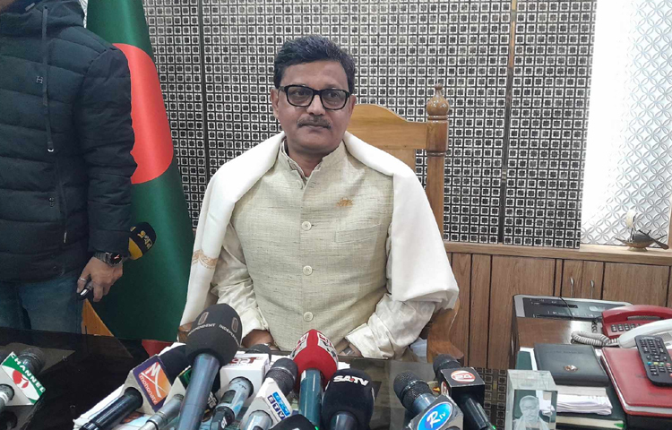 মানিকগঞ্জের পাটুরিয়া ফেরিঘাটের কাছে নোঙর করা ফেরি রজনীগন্ধাকে বাল্কহেড ধাক্কা দেওয়ায় দুর্ঘটনা ঘটেছে বলে জানিয়েছেন নৌপরিবহন প্রতিমন্ত্রী খালিদ মাহমুদ চৌধুরী। সচিবালয়ে নিজ দপ্তরে সাংবাদিকদের সঙ্গে আলাপকালে এসব কথা জানান তিনি। ছবি: মাসুদ রানা