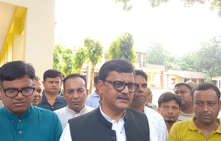 ষষ্ঠ উপজেলা পরিষদ নির্বাচনের দ্বিতীয় ধাপে দিনাজপুরের বোচাগঞ্জ উপজেলার ভোটকেন্দ্রে লাইনে দাঁড়িয়ে ভোট দিলেন দিনাজপুর- ২ আসনের সংসদ সদস্য ও নৌ-পরিবহন প্রতিমন্ত্রী খালিদ মাহমুদ চৌধুরী। ছবি: এমদাদুল হক মিলন