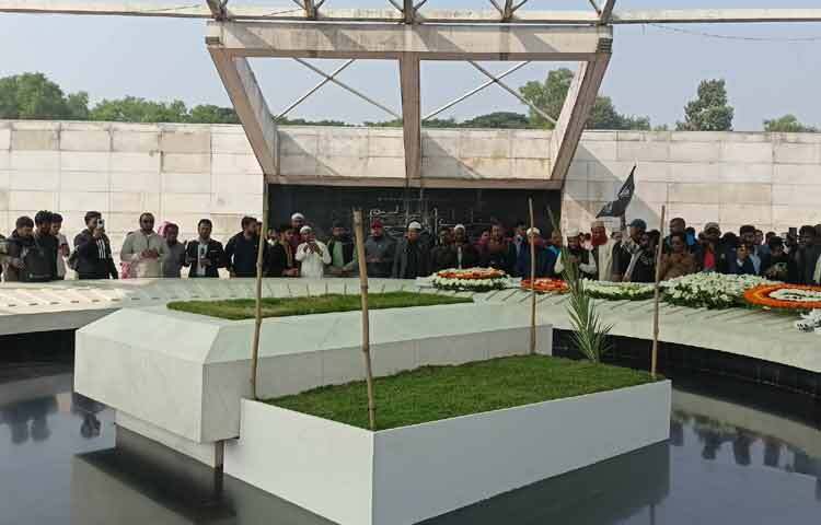 লাখ লাখ মানুষের শ্রদ্ধা-ভালোবাসায় স্বামী শহীদ প্রেসিডেন্ট জিয়াউর রহমানের পাশে চিরনিদ্রায় শায়িত হয়েছেন তিনবারের সাবেক প্রধানমন্ত্রী ও বিএনপি চেয়ারপারসন খালেদা জিয়া। এখনো শোকে মুহ্যমান দেশের মানুষ। প্রিয় মানুষটি চিরবিদায় নিলেও তার জিয়ারত করতে ভিড় করছেন বিভিন্ন শ্রেণি-পেশার মানুষ। ছবি: মাহবুব আলম