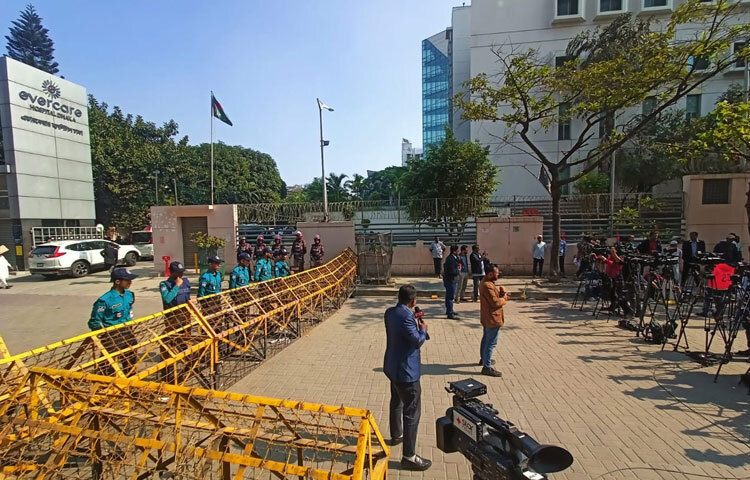 প্রায় এক সপ্তাহ ধরেই রাজধানীর বসুন্ধরা আবাসিক এলাকার এভারকেয়ার হাসপাতালের সামনে মানুষের ভিড় ছিল চোখে পড়ার মতো। রাজনৈতিক কর্মী, সহানুভূতিশীল সাধারণ মানুষ ও কৌতূহলী জনতার উপস্থিতিতে হাসপাতাল প্রাঙ্গণে চাপ তৈরি হচ্ছিল। তবে শনিবার সকাল থেকে দৃশ্যপট একেবারেই পাল্টে গেছে।