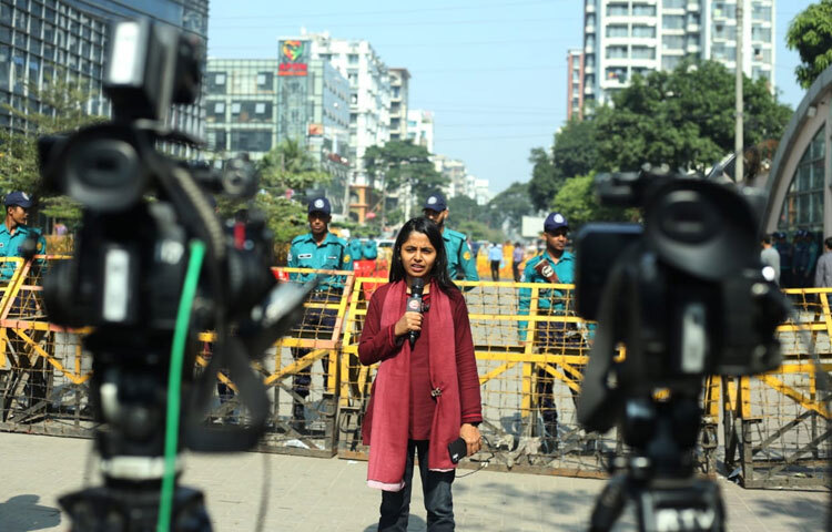 আজ বেলা ১১টার দিকে হাসপাতাল প্রাঙ্গণে দেখা যায়, এভারকেয়ারের নিরাপত্তা চৌহদ্দের ভেতরে পুলিশ মোতায়েন থাকলেও বাইরে জড়ো হয়েছেন সংবাদকর্মীরা। 
নেতাকর্মীদের উপস্থিতি আগের তুলনায় নেই বলেই চলে। ফলে হাসপাতালের স্বাভাবিক চিকিৎসা কার্যক্রমে আর কোনো বিঘ্ন সৃষ্টি হচ্ছে না।