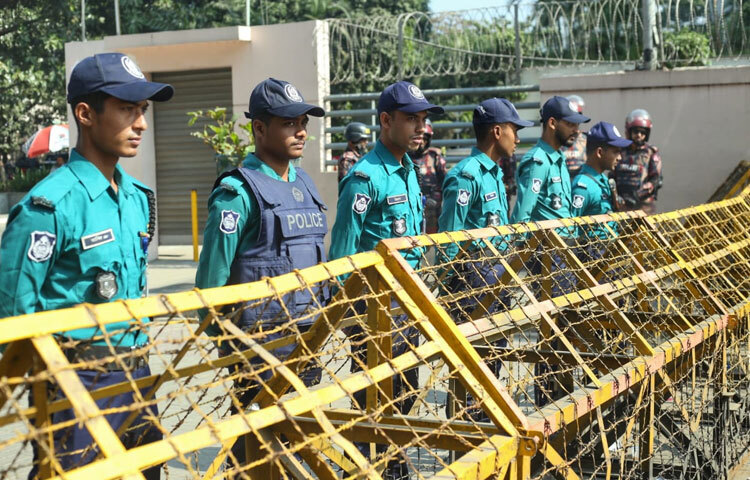 গত ২১ নভেম্বর সশস্ত্র বাহিনী দিবসের রাষ্ট্রীয় অনুষ্ঠানে যোগ দিয়ে বাসায় ফেরার পরই অসুস্থ হয়ে পড়েন সাবেক প্রধানমন্ত্রী খালেদা জিয়া। শারীরিক অবস্থার অবনতি হলে ২৩ নভেম্বর তাকে দ্রুত এভারকেয়ার হাসপাতালে ভর্তি করা হয়।