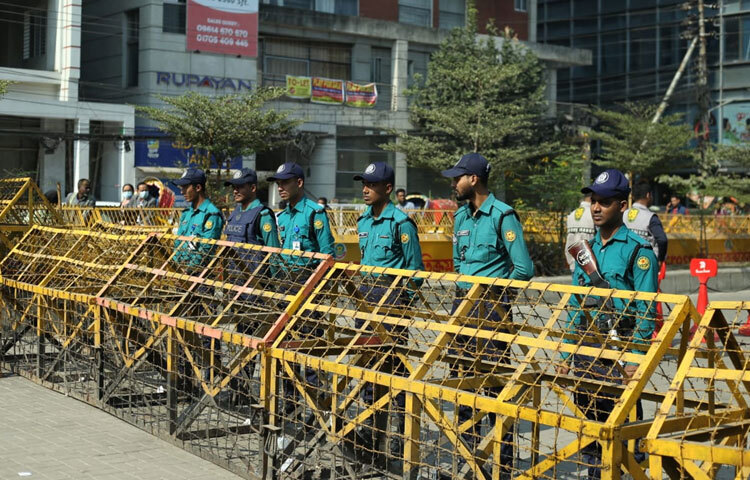 খালেদা জিয়ার উন্নত চিকিৎসার জন্য তাকে লন্ডনে নেওয়ার পরিকল্পনা গত কয়েক দিন ধরেই আলোচনায়। প্রথমে শুক্রবার (৫ ডিসেম্বর) নেওয়ার কথা থাকলেও পরে তা পিছিয়ে রোববার (৭ ডিসেম্বর) ঠিক করা হয়। সর্বশেষ শোনা যাচ্ছে, চিকিৎসকদের পরামর্শে সেই তারিখও আরও পিছিয়ে যেতে পারে। এদিকে তাকে দেখতে শুক্রবার ঢাকায় এসেছেন খালেদা জিয়ার পুত্রবধূ ও চিকিৎসক ডা. জুবাইদা রহমান। তিনি চিকিৎসকদের সঙ্গে কথা বলেন এবং খালেদা জিয়ার শারীরিক অবস্থার খোঁজখবর নেন।