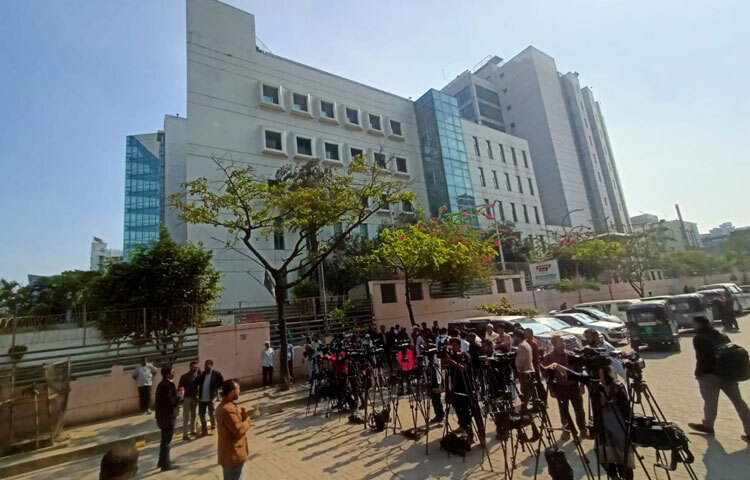 হাসপাতাল সূত্রে জানা যায়, তিনি দীর্ঘদিন ধরেই হৃদরোগ, ডায়াবেটিস, আর্থ্রাইটিস, লিভার সিরোসিস ও কিডনি জটিলতায় ভুগছেন। প্রায় ৮০ বছরের এই নেত্রীকে নিবিড় পর্যবেক্ষণে রাখা হয়েছে।