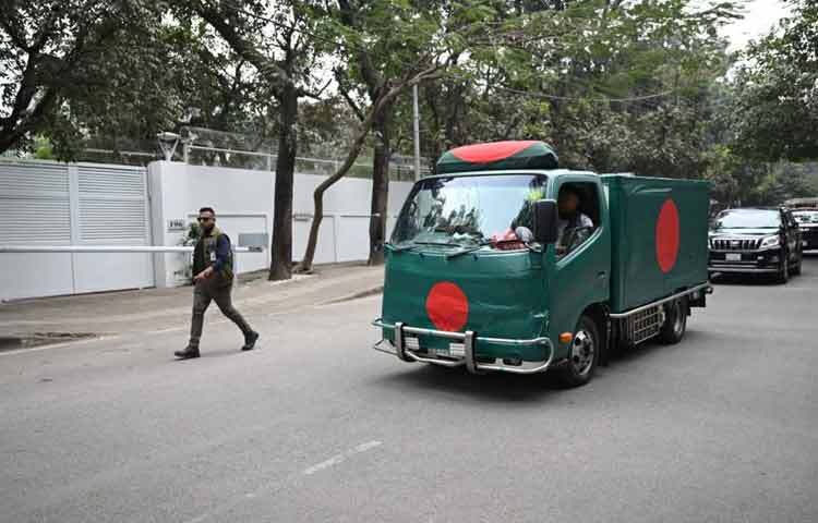 এর আগে সকালে খালেদা জিয়ার মরদেহ এভারকেয়ার হাসপাতাল থেকে গুলশানের বাসভবনে নেওয়া হয়। প্রাথমিকভাবে কথা ছিল তার মরদেহ প্রথমে গুলশানে তার দীর্ঘদিনের বাসভবন ফিরোজায় নেওয়া হবে। কিন্তু পরে তার মরদেহবাহী গাড়িটি তারেক রহমানের গুলশানের ১৯৬ নম্বর বাসায় নেওয়া হয়।
