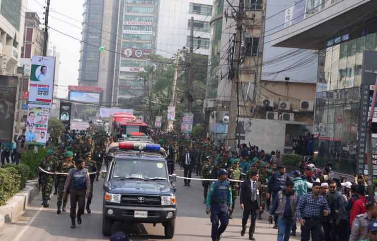 গাড়িবহরে ছিলেন বিএনপির ভারপ্রাপ্ত চেয়ারম্যান তারেক রহমান, তার স্ত্রী ডা. জুবাইদা রহমান, পরিবারের সদস্যরা, দলের মহাসচিব মির্জা ফখরুল ইসলাম আলমগীর, মিডিয়া সেলের সদস্য আতিকুর রহমান রুমনসহ অন্যরা।