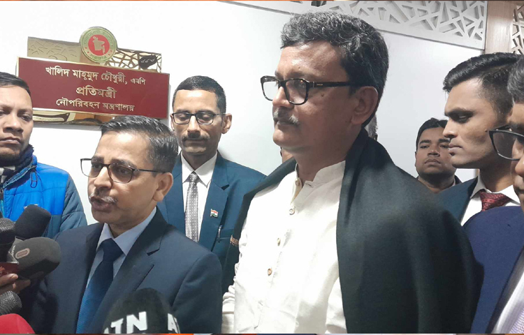 সচিবালয়ে বাংলাদেশে নিযুক্ত ভারতের হাইকমিশনার প্রণয় ভার্মার সঙ্গে বৈঠকের পর সাংবাদিকদের প্রশ্নের জবাবে নৌপরিবহন প্রতিমন্ত্রী খালিদ মাহমুদ চৌধুরী বলেন, ভারতে অন-অ্যারাইভাল ভিসা পাওয়ার ক্ষেত্রে ভালো সংবাদ পাওয়া যাবে। ছবি: মাসুদ রানা