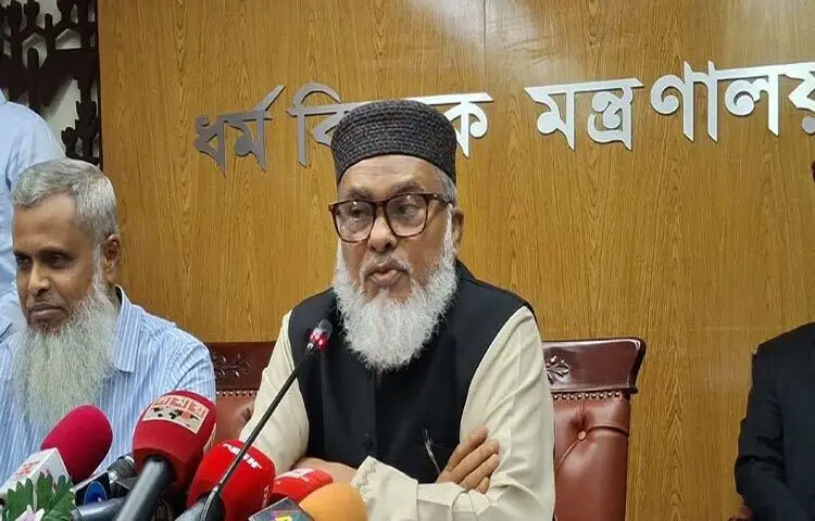 কোনো রাষ্ট্রীয় সম্পদ চুরি করিনি বা কাউকে চুরি করতে সহায়তা করিনি, তাই আমার সেফ এক্সিটের (নিরাপদ প্রস্থান) প্রয়োজন নেই বলে মন্তব্য করেছেন ধর্ম উপদেষ্টা ড. আ ফ ম খালিদ হোসেন।