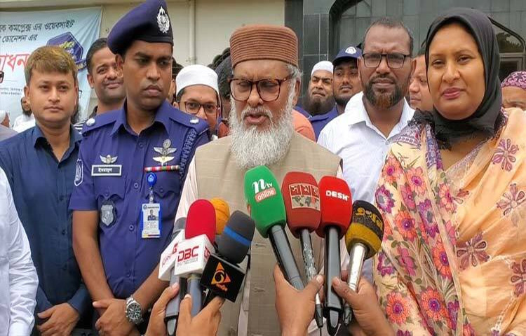 দেশের যেকোনো মাজার, মসজিদ, মাদরাসা ও এতিমখানায় হামলা চালালে বা ধ্বংসের চেষ্টা করলে কাউকে ছাড় দেওয়া হবে না বলে হুঁশিয়ারি দিয়েছেন ধর্ম উপদেষ্টা ড. আ ফ ম খালিদ হোসেন। ছবি: এসকে রাসেল