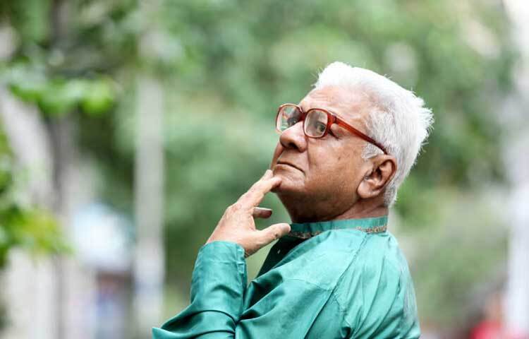 খলিলের অভিনয় জীবন শুরু হয় টিভি নাটক দিয়ে। কয়েকটি নাটকে অভিনয়ের পর তিনি কাজ করেন সিনেমায়। তার প্রথম সিনেমা ‘সোনার কাজল’ ১৯৫৯ সালে মুক্তি পায়।