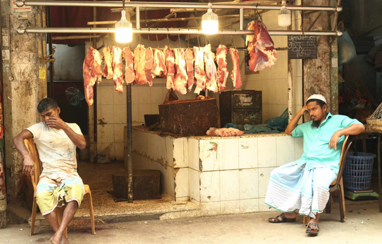এখানে ৫৯৫ টাকা দরে বিক্রি হয় ১ কেজি গরুর মাংস। আর সেই মাংস মাত্র ১০০ গজ দূরে আর দুইটি মাংসের দোকানে বিক্রি হচ্ছে ৭৫০ টাকা কেজি দরে। ছবি: মাহবুব আলম