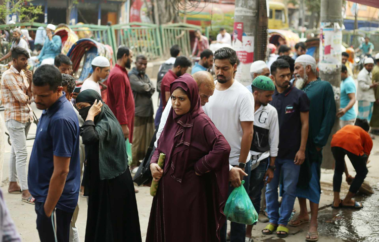 ১৫০ টাকার এই ব্যবধানের কারণে খলিলে দোকানে সকাল থেকেই সন্ধ্যা পর্যন্ত লেগে লম্বা লাইন। ছবি: মাহবুব আলম