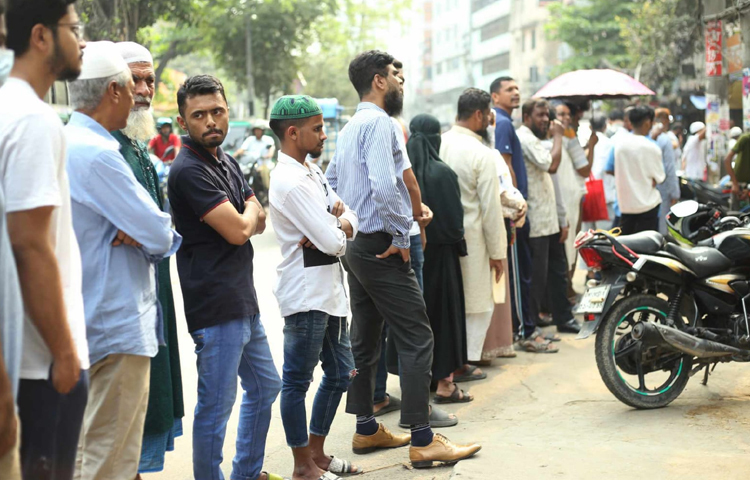 শুধু শাহজানপুর এলাকার মানুষই নয় দূর এলাকা থেকেও মাংস নিতে এসে ঘণ্টার পর ঘণ্টা লাইনে দাঁড়িয়ে থাকেন ক্রেতারা। ছবি: মাহবুব আলম