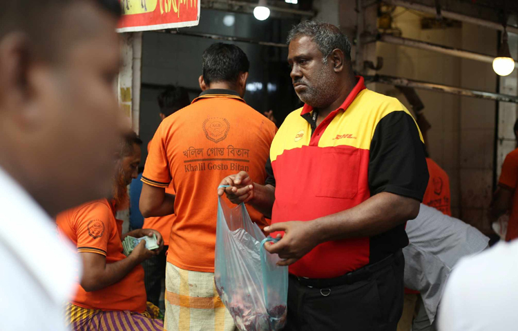 এখানকার মাংস কিনে কেউ সন্তুষ্ট হচ্ছেন আবার কেউ অভিযোগ তুলছেন চর্বি একটু বেশি দেওয়ায়। ছবি: মাহবুব আলম