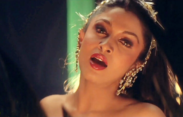 নব্বই দশকে তিনি ‘খলনায়ক’, ‘দয়াভান’, ‘বেনারসি বাবু’ সহ বেশ কিছু হিন্দি সিনেমায় অভিনয় করেন। যদিও বলিউডে দীর্ঘ ক্যারিয়ার গড়তে পারেননি, তবুও কয়েকটি চরিত্র তাকে বিশেষভাবে আলোচনায় আনে।