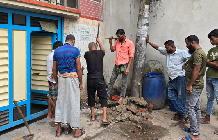 জ্বালানি ও খনিজ সম্পদ বিভাগের এক্সিকিউটিভ ম্যাজিস্ট্রেটের নেতৃত্বে রোববার ঢাকা ও গাজীপুরের বিভিন্ন এলাকায় অবৈধ গ্যাস সংযোগ বিচ্ছিন্ন এবং অননুমোদিত গ্যাস ব্যবহারের বিরুদ্ধে মোবাইল কোর্ট পরিচালিত হয়। ছবি: পিআইডি