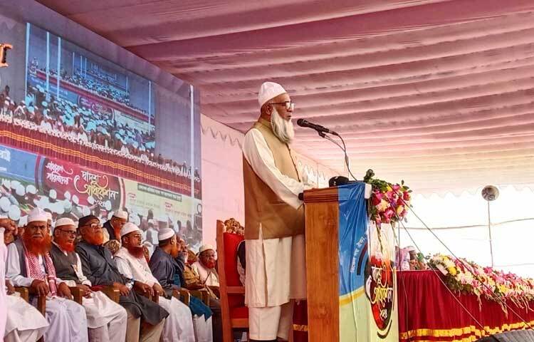 খেলাফত মজলিসের সাধারণ পরিষদের দ্বাদশ অধিবেশন উপলক্ষে সমাবেশ শুরু হয়েছে। এতে দেশের বিভিন্ন প্রান্ত থেকে দলটির অনুসারীরা অংশ নিয়েছেন। ছবি: নাহিদ সাব্বির