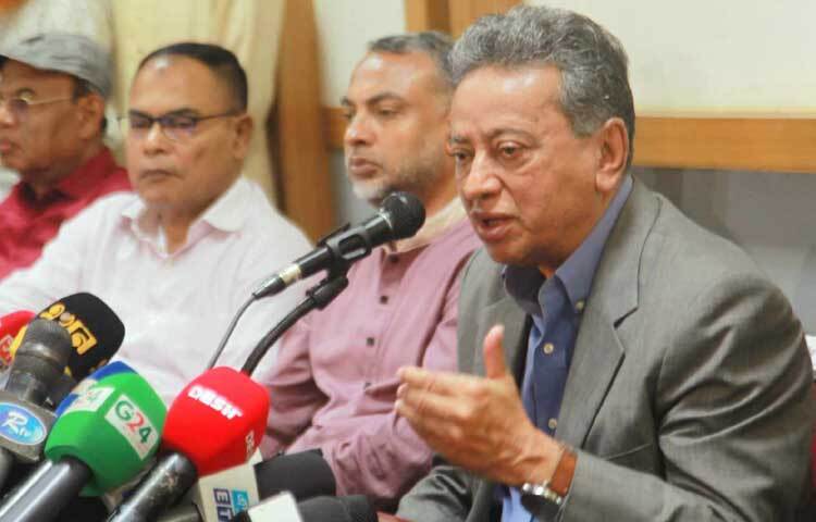 দেশে বিভিন্ন ধরনের রাজনৈতিক খেলা চলছে বলে মন্তব্য করেছেন বিএনপির স্থায়ী কমিটির সদস্য আমীর খসরু মাহমুদ চৌধুরী। ছবি: বিপ্লব দীক্ষিত