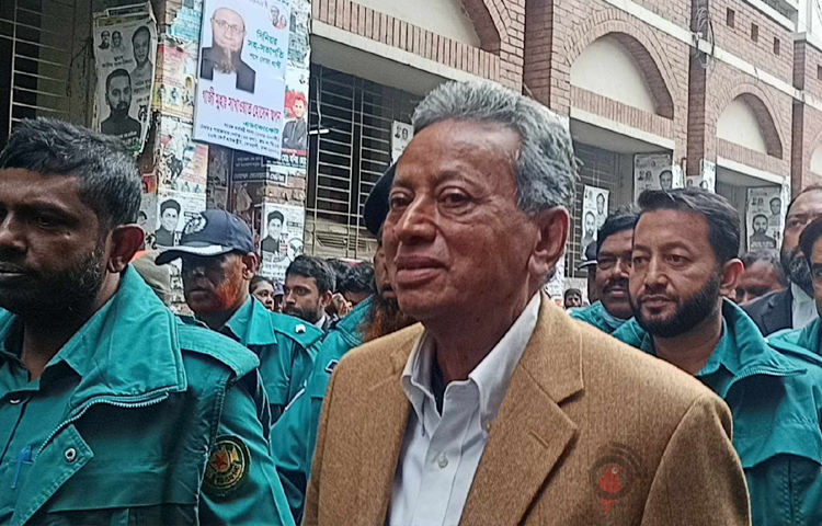 নাশকতার অভিযোগে করা আরও চার মামলায় বিএনপির স্থায়ী কমিটির সদস্য আমীর খসরু মাহমুদ চৌধুরীর জামিন মঞ্জুর করেছেন আদালত। ছবি: জাহাঙ্গীর আলম