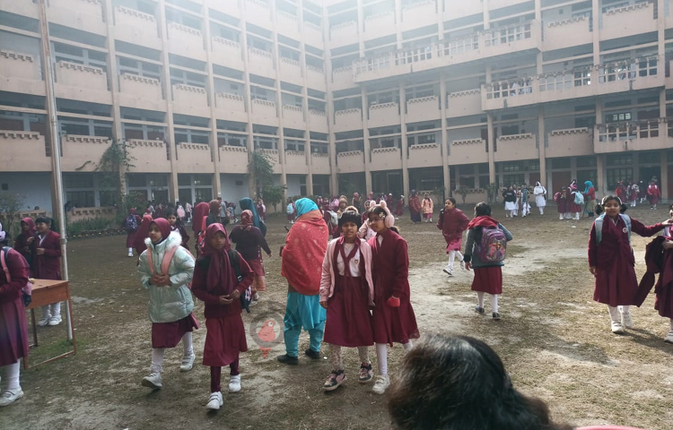 আজ খুলনার সর্বনিম্ন তাপমাত্রা রেকর্ড করা হয়েছে ৯ দশমিক ৪ ডিগ্রিতে। এতে বিপাকে পড়েছেন খুলনার জনজীবন। কনকনে ঠান্ডার কারণে শিশু ও বৃদ্ধসহ সবার অবস্থা নাজেহাল। সবচেয়ে বেশি নাকাল হতে হচ্ছে স্কুলগামী শিশু শিক্ষার্থীদের। এ অবস্থায় তাপমাত্রা ১০ এর নিচে চলে যাওয়ায় বন্ধ ঘোষণা করা হয়েছে খুলনার সব প্রাইমারি স্কুল। ছবি: আলমগীর হান্নান