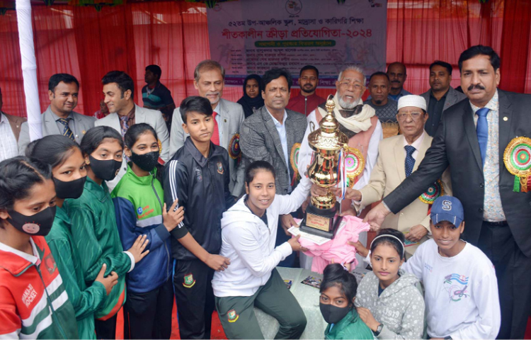 খুলনা সিটি করপোরেশনের মেয়র তালুকদার আব্দুল খালেক খুলনা জেলা স্কুল মাঠে শীতকালীন ক্রীড়া প্রতিযোগিতায় বিজয়ীদের মধ্যে পুরস্কার বিতরণ করেন। ছবি: পিআইডি