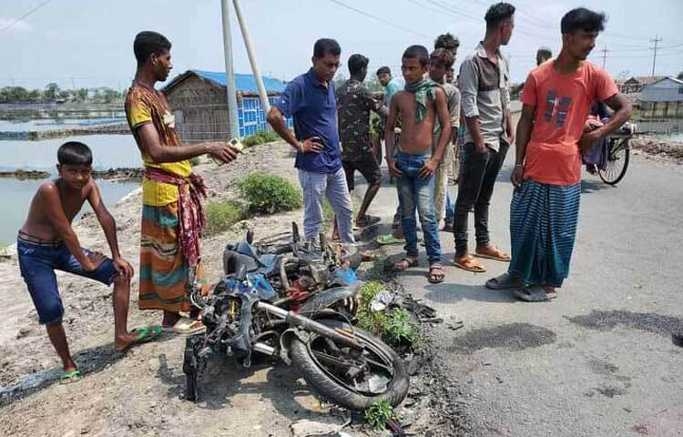 খুলনার পাইকগাছায় মোটরসাইকেল ও ইঞ্জিনচালিত ভ্যানের সংঘর্ষে ৩ জন নিহত হয়েছেন। ছবি: আলমগীর হান্নান