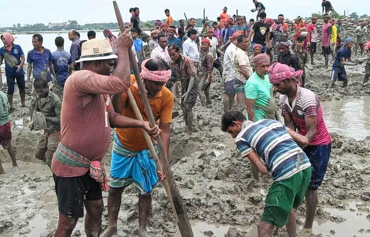 খুলনার পাইকগাছায় ক্ষতিগ্রস্ত বেড়িবাঁধ গত দুই দিনেও মেরামত করা সম্ভব হয়নি। দু’দফায় মেরামত করা বাঁধ জোয়ারের পানিতে ভেসে গিয়ে ১৩ গ্রাম প্লাবিত হয়েছে। ছবি: আলমগীর হান্নান