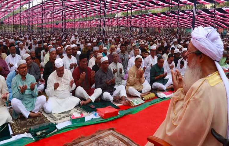 খুলনায় ঈদ-উল-ফিতরের প্রধান জামাত অনুষ্ঠিত হয়েছে। নামাজ শেষে দেশ, জাতি ও মুসলিম উম্মাহর শান্তি, অগ্রগতি ও সমৃদ্ধি কামনা করে বিশেষ মোনাজাত করা হয়। মোনাজাতে মুক্তিযুদ্ধ ও গণঅভ্যুত্থানে নিহত শহীদের মাগফেরাত এবং আহতদের দ্রুত সুস্থতা কামনা করা হয়। ছবি: আরিফুর রহমান