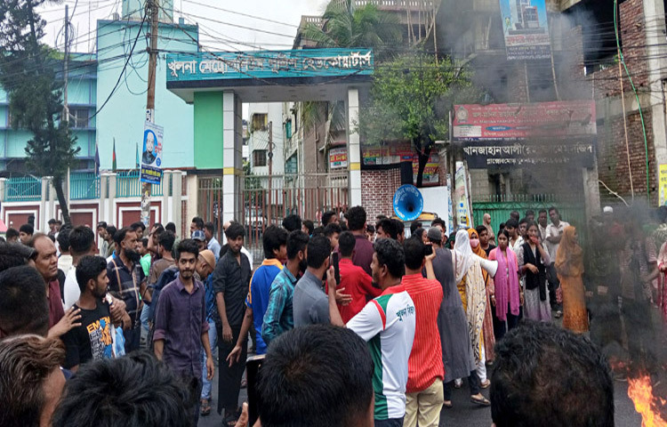 খুলনা মেট্রোপলিটন পুলিশ (কেএমপি) কমিশনার মো. জুলফিকার আলী হায়দারের পদত্যাগের দাবিতে অবস্থান কর্মসূচি পালন করছেন বিক্ষুব্ধ ছাত্র-জনতা। ছবি: আরিফুর রহমান