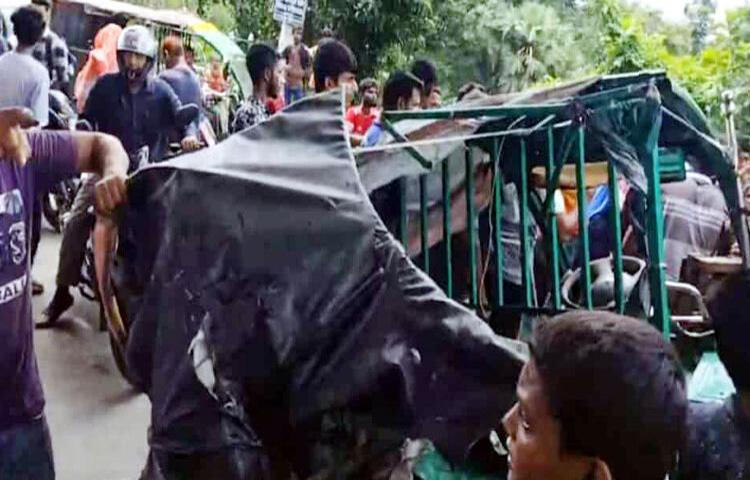 খুলনায় ইজিবাইকে গ্যাস সিলিন্ডার ভর্তি ট্রাকের ধাক্কায় দুজন নিহত হয়েছেন। এ ঘটনায় আহত হয়েছেন আরও চারজন। ছবি: আরিফুর রহমান