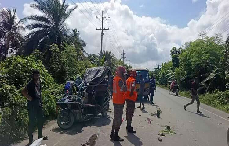 খুলনার ডুমুরিয়া উপজেলার ঝিলেরডাঙ্গা এলাকায় ট্রাক ও ইজিবাইকের সংঘর্ষে তিনজন নিহত হয়েছেন। এ ঘটনায় চারজন আহত হয়েছেন। ছবি: আরিফুর রহমান