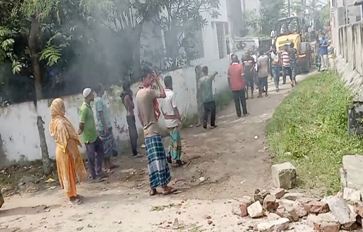 খুলনার মুজগুন্নিতে বাস্তুহারা কলোনিতে উচ্ছেদ অভিযানের সময় পুলিশের সঙ্গে বাসিন্দাদের সংঘর্ষের ঘটনা ঘটেছে। তবে এতে কেউ হতাহত হয়নি বলে জানিয়েছে পুলিশ। ছবি: আরিফুর রহমান