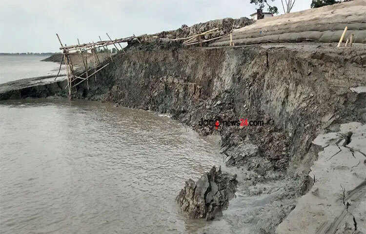 দেশের দক্ষিণাঞ্চলে সারাবছরই চলে বাঁধ ভাঙা আর গড়ার খলা। নদীভাঙন ঠেকাতে বাঁধ নির্মাণ করা হলেও খুলনা জেলার নদীর পাড়ের মানুষের আতঙ্ক এখন সেই বাঁধ। সামান্য জোয়ারের পানিতে এখন বাঁধ ভাঙনের ভয়ে থাকে উপকূলের জনপদ। ছবি: আরিফুর রহমান