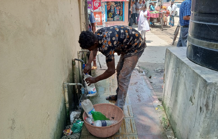 খরতাপ শোষণ করার মতো পর্যাপ্ত পানি খুলনার খাল আর পুকুরগুলোতে না থাকায় তাপের তীব্রতাও অসহনীয় হয়ে পড়েছে। এমনকি ৭০০-৮০০ ফিট গভীরতার নলকূপগুলোতেও এখন আর পানি উঠছে না। ফলে খুলনা মহানগরীজুড়ে শুরু হয়েছে পানির জন্য হাহাকার। ছবি: আলমগীর হান্নান