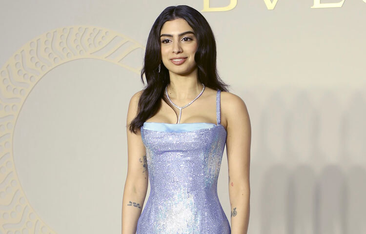 সঙ্গী হিসেবে খুশি বেছে নিয়েছিলেন হীরার মিনিমাল জুয়েলারি।