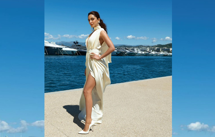 প্রথমবারের মতো কানে হাজির হয়েছেন কিয়ারা আদভানি। তিনি বেছে নিয়েছেন ভারতীয় ডিজাইনার প্রবাল গুরুংয়ের আইভরি রঙের গাউন। আকর্ষণীয় এই মনোক্রম গাউনে রয়েছে পাঞ্জিং আর চোকার নেকলাইনের অপূর্ব সমন্বয়। এর সঙ্গে ড্রামাটিক বেলুন স্লিভ এবং থাই হাই স্লিট অভিনেত্রীর লুকে আবেদন বাড়িয়েছে। ছবি: ইনস্টাগ্রাম