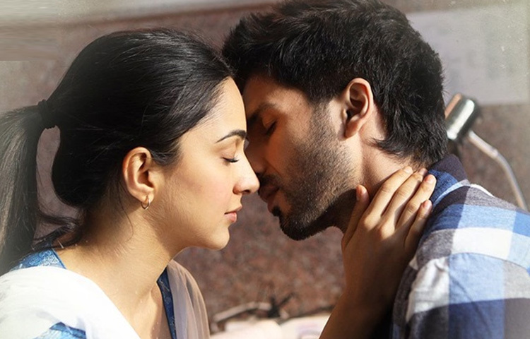 সিনেমার পালে হাওয়া লাগে ‘কবির সিং’ এর পর। সিনেমায় তিনি ছিলেন প্রীতির ভূমিকায়-চুপচাপ, সংবেদনশীল, নরম অথচ দৃঢ়। এই চরিত্র দিয়েই তিনি দর্শকদের মন ছুঁয়ে যান। বলিউডে তখন নায়িকারা চিৎকার করে, বিদ্রোহ করে শক্তি দেখাচ্ছিলেন; সেখানে কিয়ারা তার নীরব উপস্থিতিতেই বলে দিয়েছিলেন নারীর শক্তি উচ্চারণে নয়, অবস্থানে।