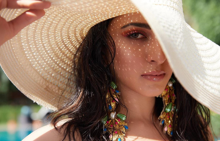 কিয়ারা আদভানির আসল নাম ছিল আলিয়া। নিজের প্রথম সিনেমা ‘ফুগলে’ দিয়ে বলিউডে পা রাখলেও তার যাত্রাপথ খুব সহজ ছিল না। ফ্যামিলি ব্যাকগ্রাউন্ড ছিল সিনেমার বাইরে, ফলে প্রথম সারির নির্মাতাদের নজরে আসা তার জন্য কঠিন ছিল। কিন্তু কিয়ারা হাল ছাড়েননি। ধৈর্য ধরেছেন, নিজের দক্ষতা ও সৌন্দর্য দিয়ে জায়গা করে নিয়েছেন ধীরে ধীরে।