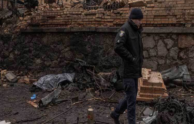 ইউক্রেনের রাজধানী কিয়েভে রাতভর বিমান হামলা চালিয়েছে রাশিয়া। এতে চারজন নিহত হয়েছে। ছবি: এএফপি