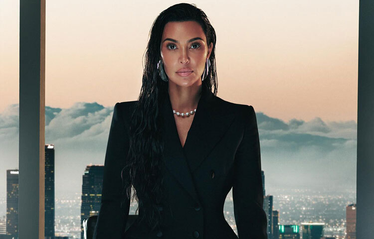 রিয়েলিটি টিভি শোয়ের জনপ্রিয়তা কিমকে এনে দেয় খ্যাতি, আর সোশ্যাল মিডিয়া সেটিকে দেয় সীমাহীন বিস্তার। ইনস্টাগ্রাম, টুইটার, স্ন্যাপচ্যাট-যে মাধ্যমেই যান না কেন, কিমের উপস্থিতি মানেই ট্রেন্ড।