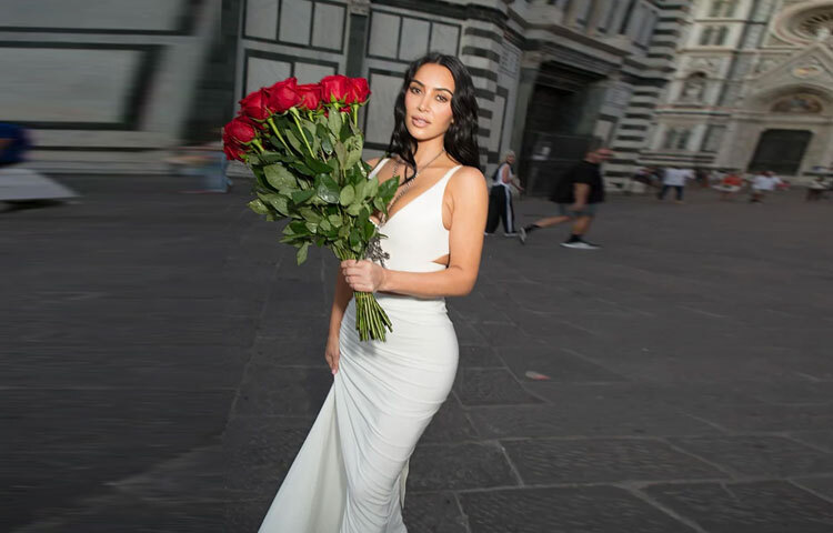 লাল গোলাপের তোড়া হাতে যখন তিনি ইতালির পথে হাঁটছিলেন, তখন মনে হচ্ছিল অল হোয়াইট লুকে কিম কার্ডাশিয়ান যেন নিজেই আলো ছড়াচ্ছেন চারপাশে।