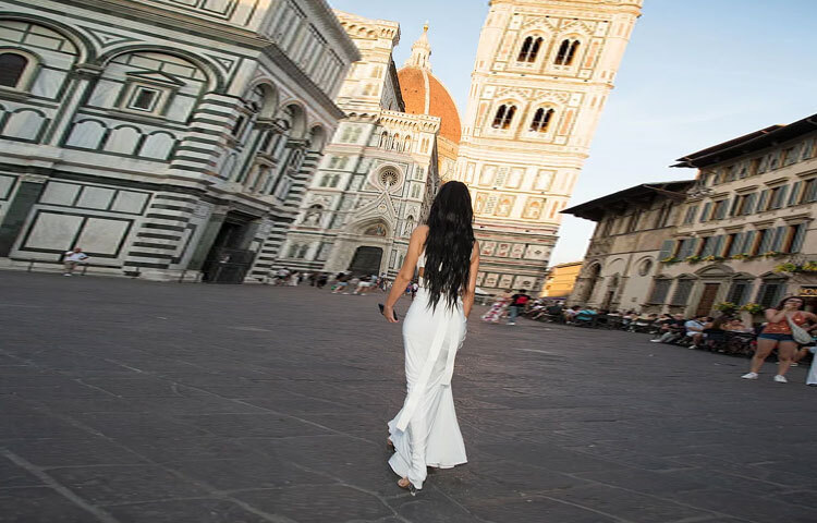 কোমর ছোঁয়া মাঝসিঁথি করা চুলগুলো নরম কার্লে ছেড়ে রাখা, যেন এক সহজ অথচ মোহনীয় আবেদন ছড়াচ্ছে। এই সাজে কৃতিত্ব দিয়েছেন তার দীর্ঘদিনের বিশ্বস্ত স্টাইলিস্ট দানিয়েল লেভি।